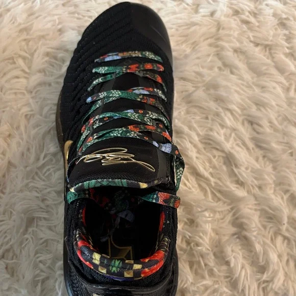 Stylish Black and Gold Athletic Shoes for Men - Picture 7 of 7